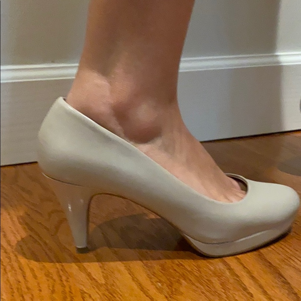Tan Bandolino heels - Size 8.5